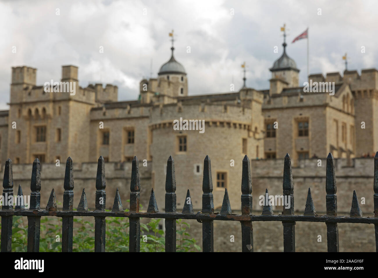 Vue de la Tour de Londres sur une journée ensoleillée. Important bâtiment fait partie de l'historique Palais abritant les joyaux de la Couronne. Banque D'Images