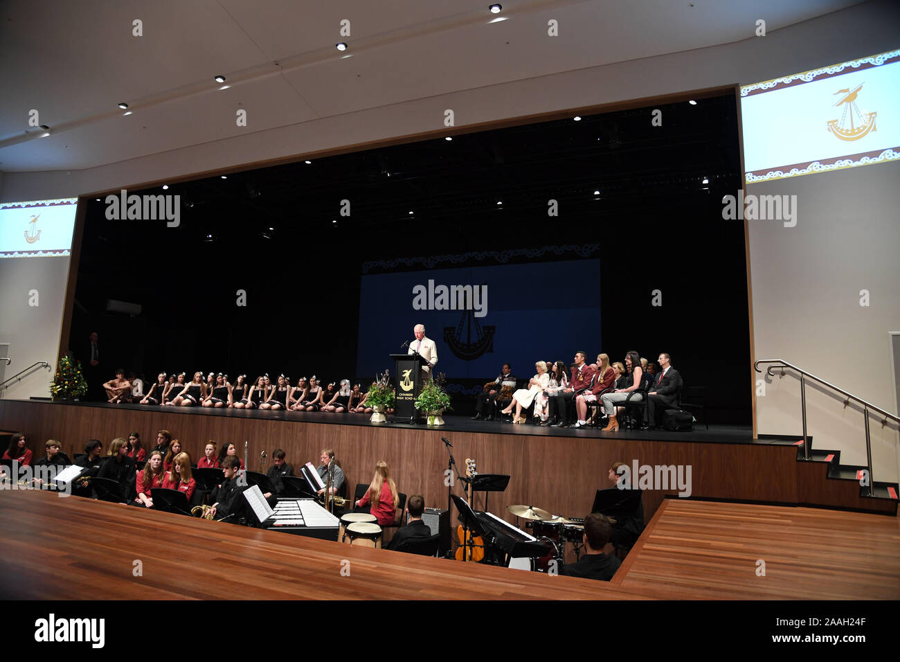 Le Prince de Galles donne un discours vu par Joe Eccleton, Directeur de l'école secondaire, le Cachemire de la duchesse de Cornouailles et premier ministre Jacinda Ahern lors d'une visite à l'école secondaire de Cachemire pour y rencontrer des victimes de la prise de la mosquée de Christchurch, le sixième jour de la visite royale de Nouvelle-Zélande. PA Photo. Photo date : vendredi 22 novembre, 2019. Voir PA story ROYALS Charles. Crédit photo doit se lire : Tim Rooke/PA Wire Banque D'Images