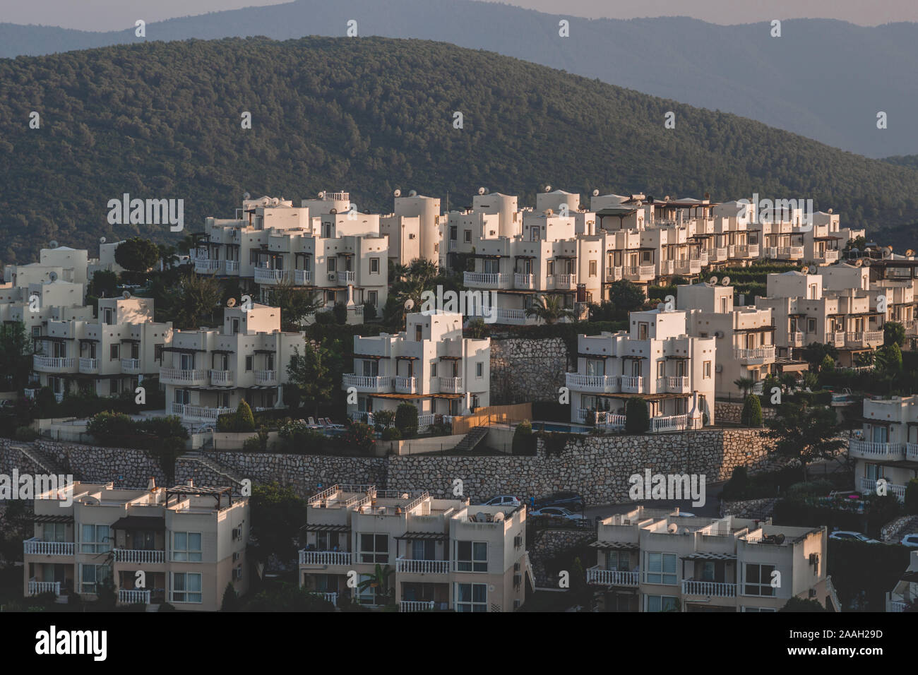 Bodrum, Turquie - 21 août 2019 : maisons d'été sur la colline. Petite maison de ville dans l'ouest de la Turquie. Banque D'Images Bodrum, Turquie - 21 août 2019 : maisons d'été sur la colline. Petite maison de ville dans l'ouest de la Turquie. Banque D'Images