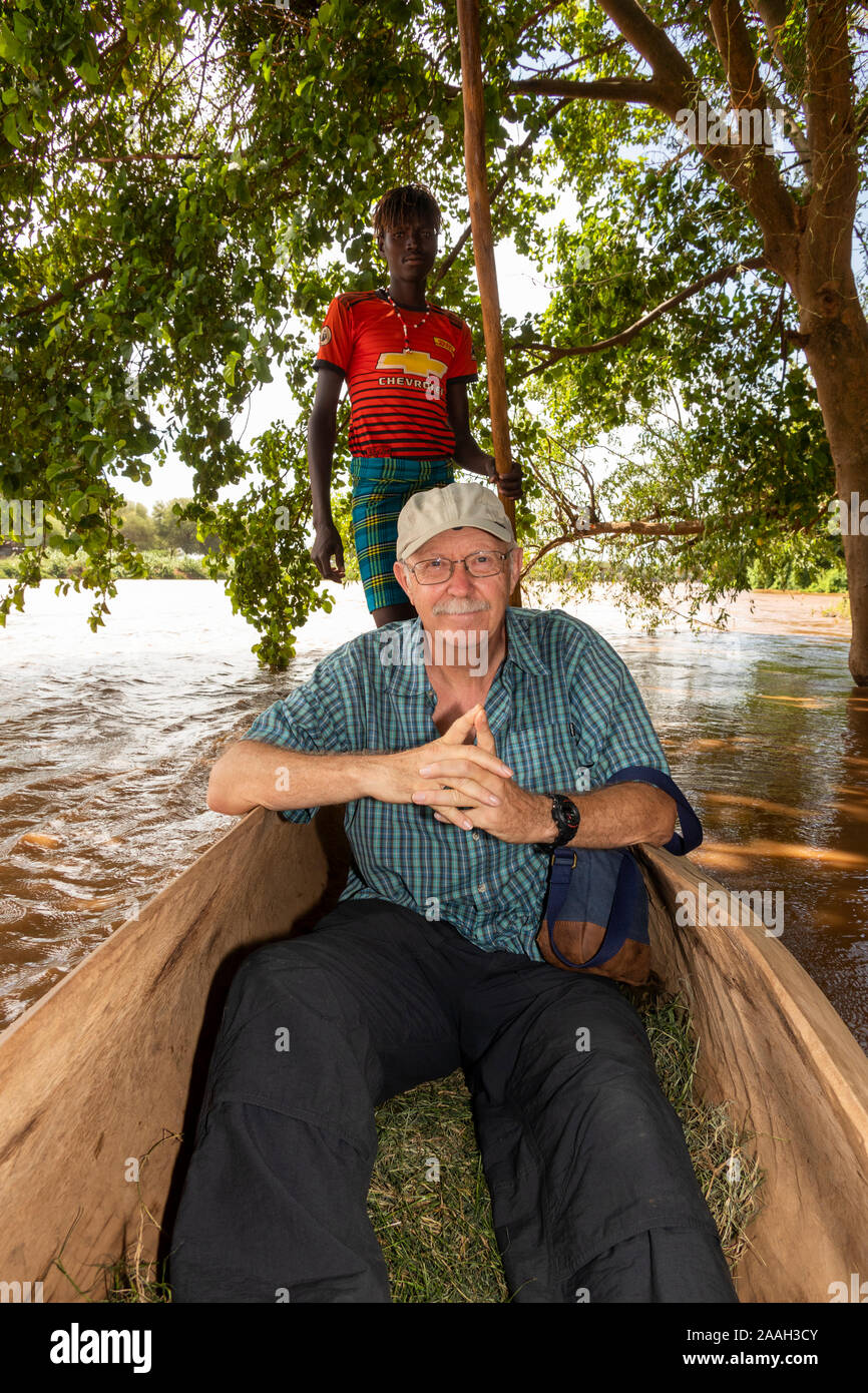 L'Éthiopie, de l'Omo, Omorate senior male tourist en pirogue sur la rivière Omo Banque D'Images