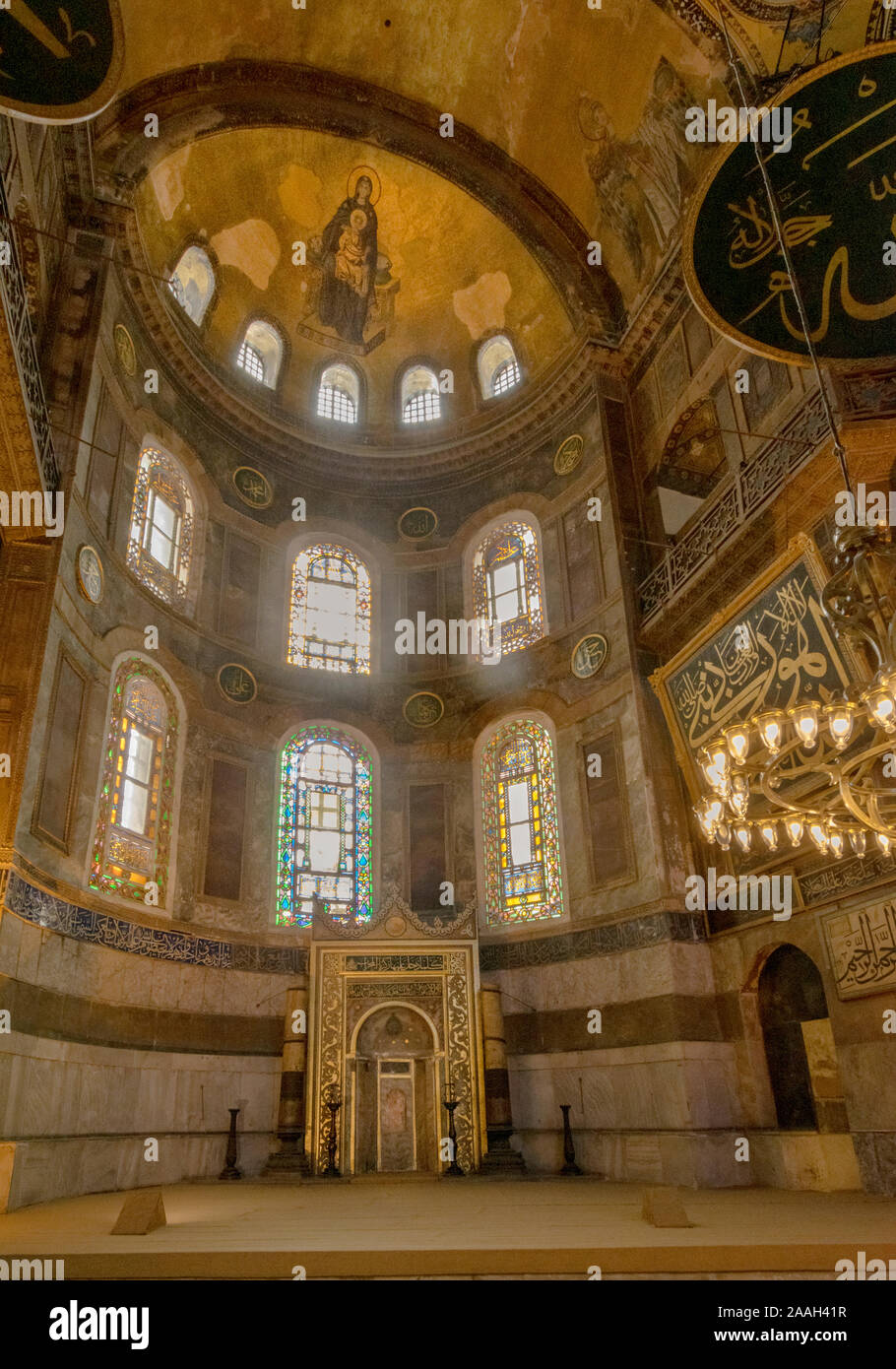 HAGIA SOPHIA ISTANBUL Turquie MOSAÏQUE DE L'abside de l'Intérieur vierge à l'ENFANT PEINT SUR LE PETIT DOME LE MIHRAB SOUS LES FENÊTRES Banque D'Images