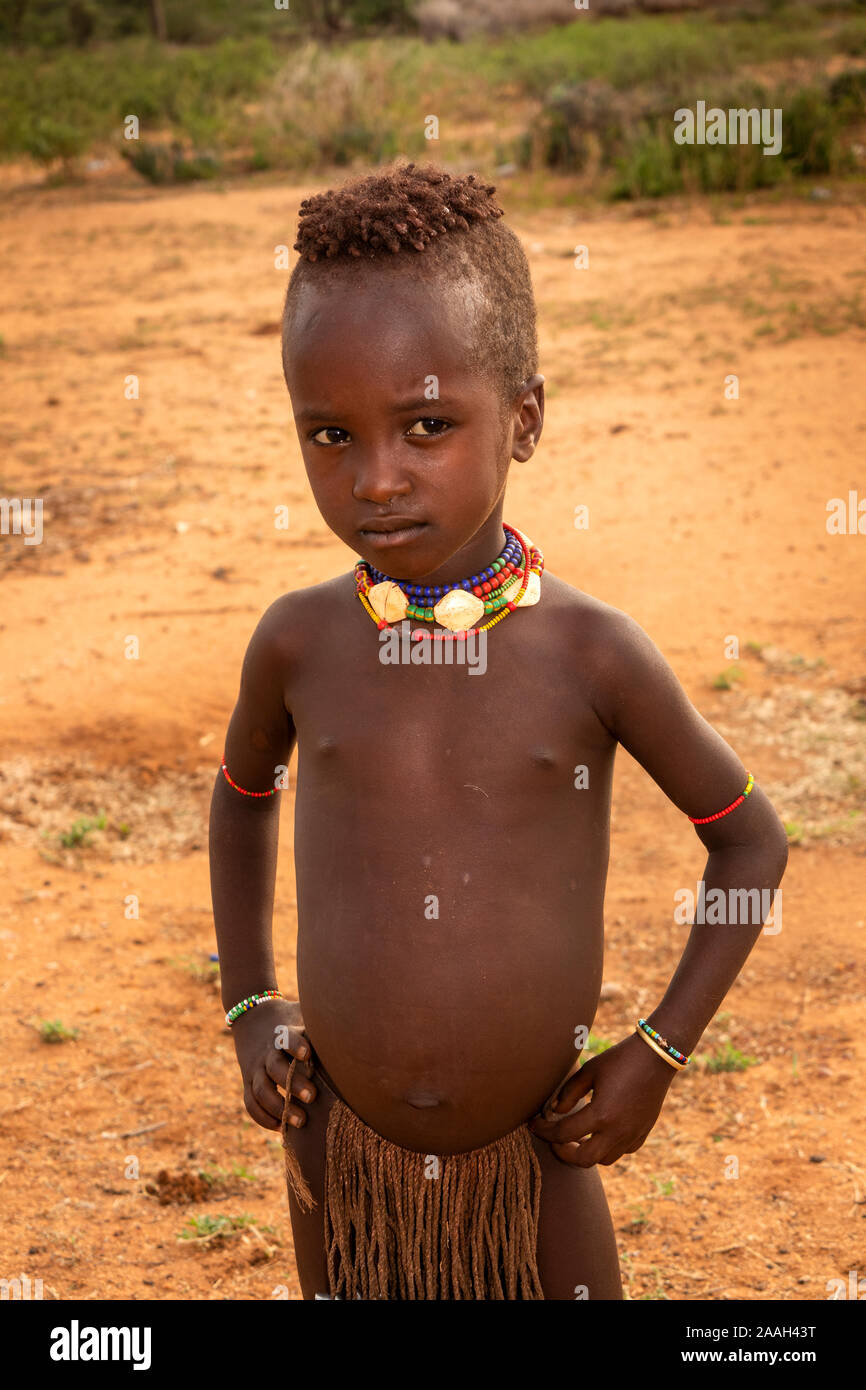 L'Éthiopie, de l'Omo, Turmi, Hamar village tribal, jeune enfant avec l'estomac distendu, montrant signe de la malnutrition Banque D'Images