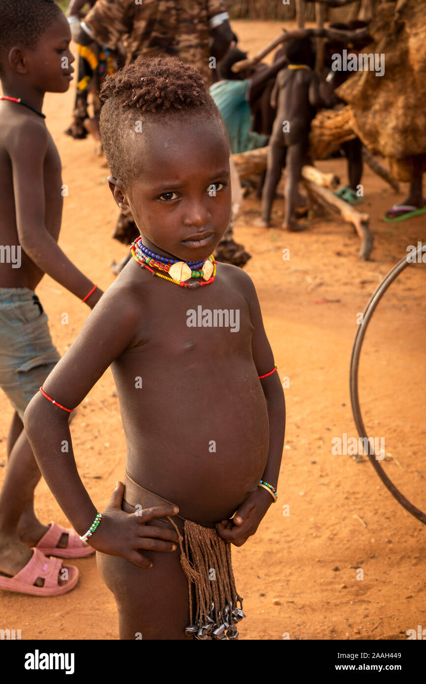 L'Éthiopie, de l'Omo, Turmi, Hamar village tribal, jeune enfant avec stoach distendu, montrant signe de la malnutrition Banque D'Images