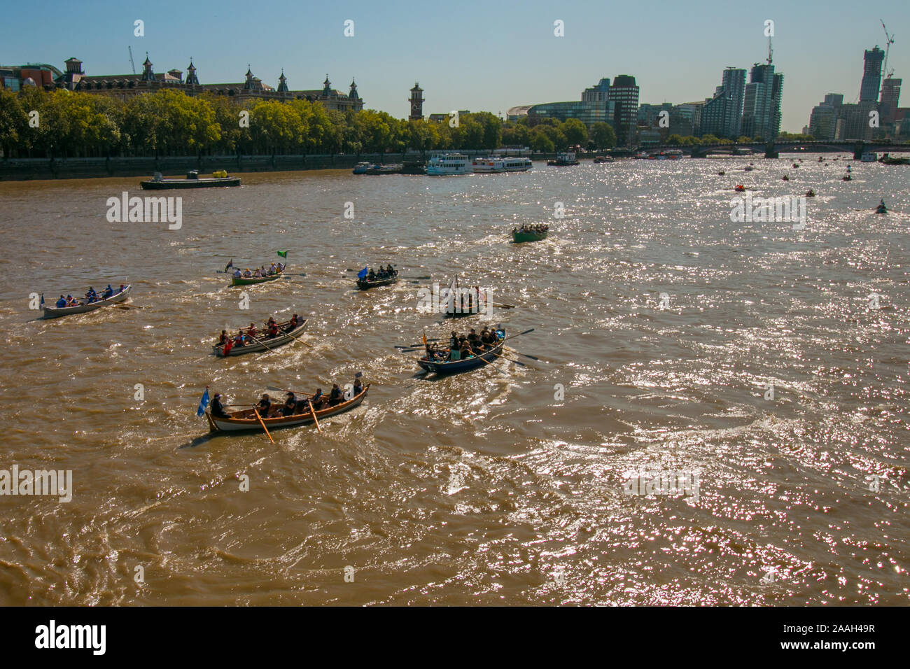 Les équipes participant à la Grande Rivière Race 2019 passant sur la rivière sous le pont de Westminster Banque D'Images