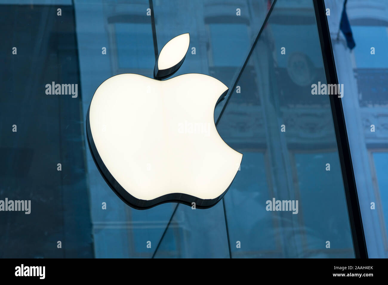 Logo Apple signe sur l'flagship store à Milan, Italie Banque D'Images