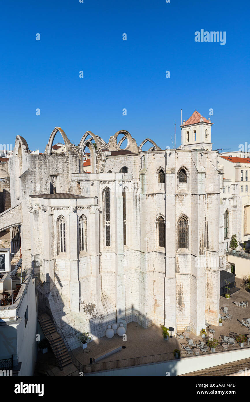 Ruines de la cité médiévale (Convento do Carmo Carmo Convent) à Lisbonne, Portugal, lors d'une journée ensoleillée en été. Banque D'Images