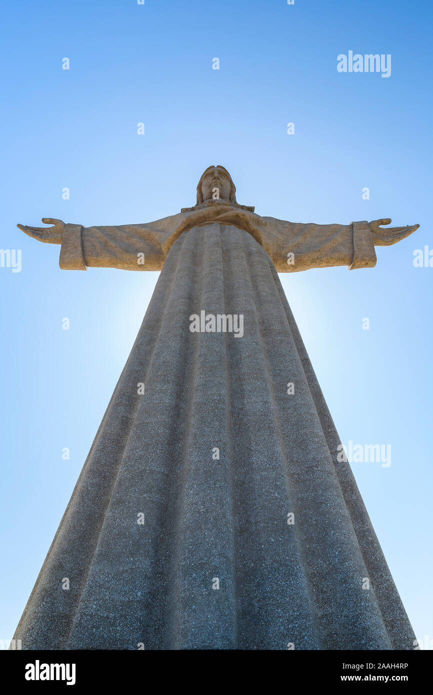 Low angle view of le Sanctuaire du Christ Roi (Santuario de Cristo Rei). C'est un monument catholique de Jésus Christ à Almada, Portugal. Banque D'Images