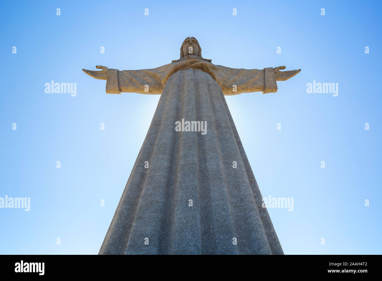 Low angle view of le Sanctuaire du Christ Roi (Santuario de Cristo Rei). C'est un monument catholique de Jésus Christ à Almada, Portugal. Banque D'Images