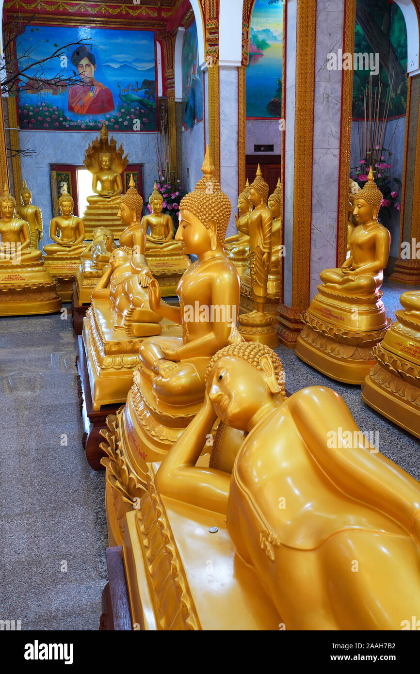Innenraum mit Buddhastatuen , Wat Chalong, größter Tempel auf Phuket, Thaïlande Banque D'Images