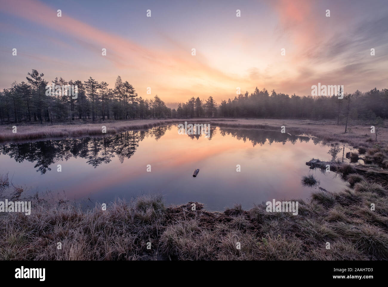 Le calme et froid matin d'automne paysage avec le lever du soleil, de belles réflexions et paisible lac de Finlande Banque D'Images