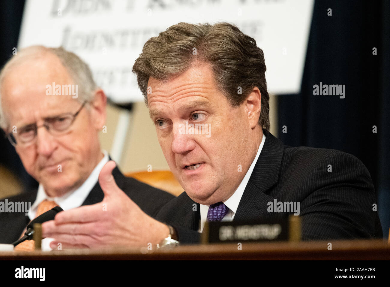 Représentant américain Mike Turner (R-OH) assiste à la tenue d'auditions ouvertes sur la destitution du président Donald Trump de la Chambre Intelligence Committee à Washington. Banque D'Images