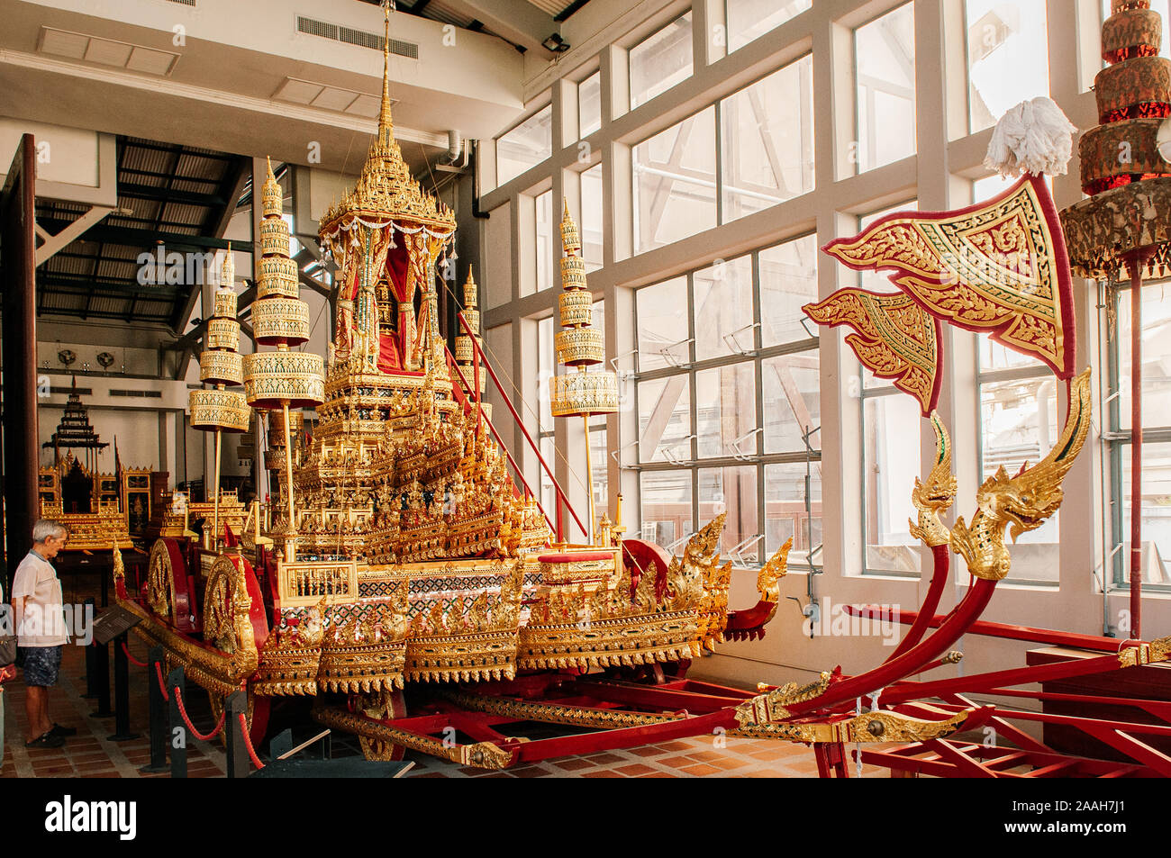 OCT 24, 2019 Bangkok, Thaïlande - Bangkok Musée National le Roi Bhumibol Rama IX Golden Royal carriage et ornements funéraires Banque D'Images