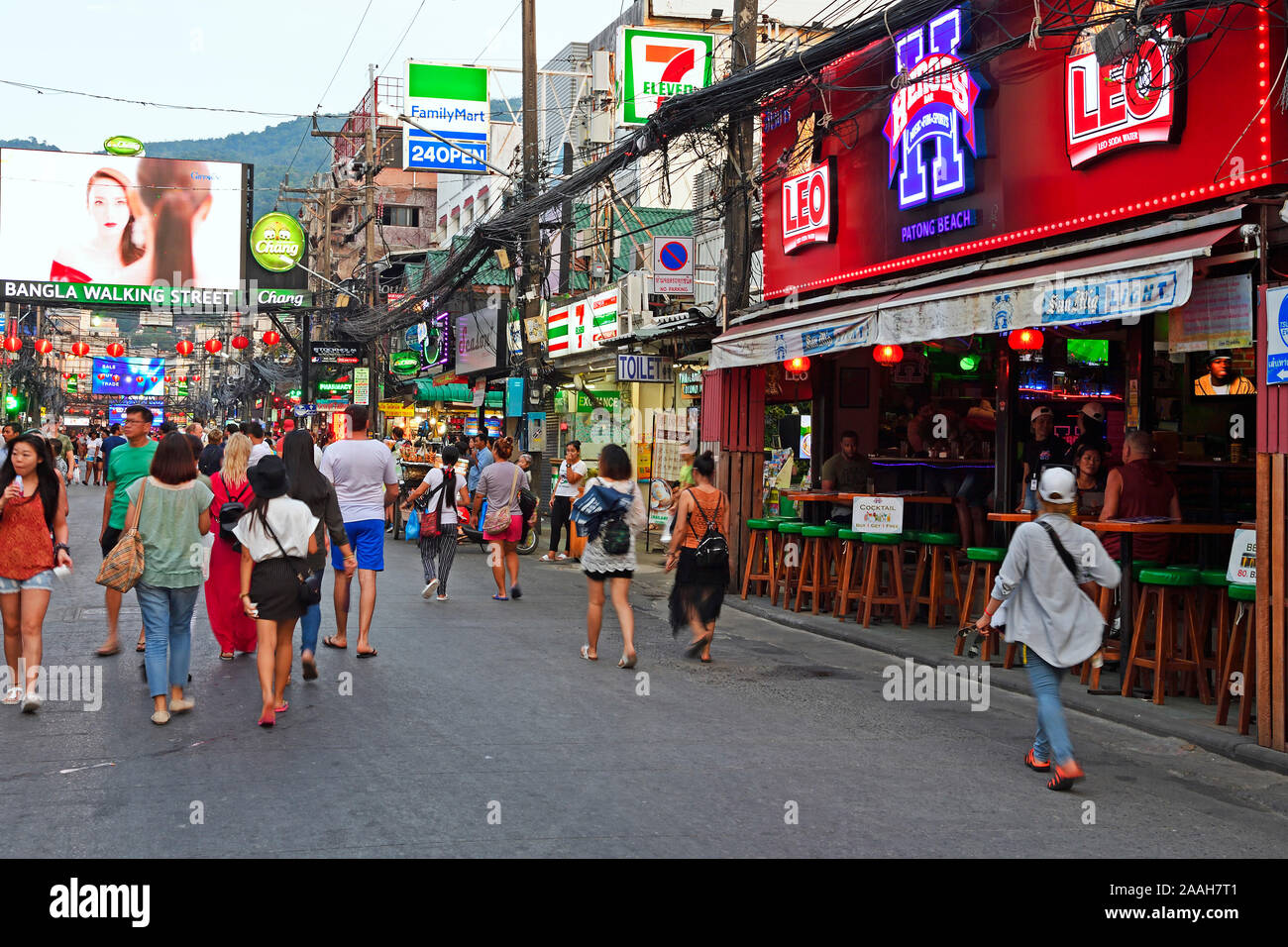 Touristen zwischen Bars, Restaurants und Erbringung auf der Bangla Road, Partyviertel Rotlichtviertel und, Patong Beach, Phuket, Thailand Banque D'Images