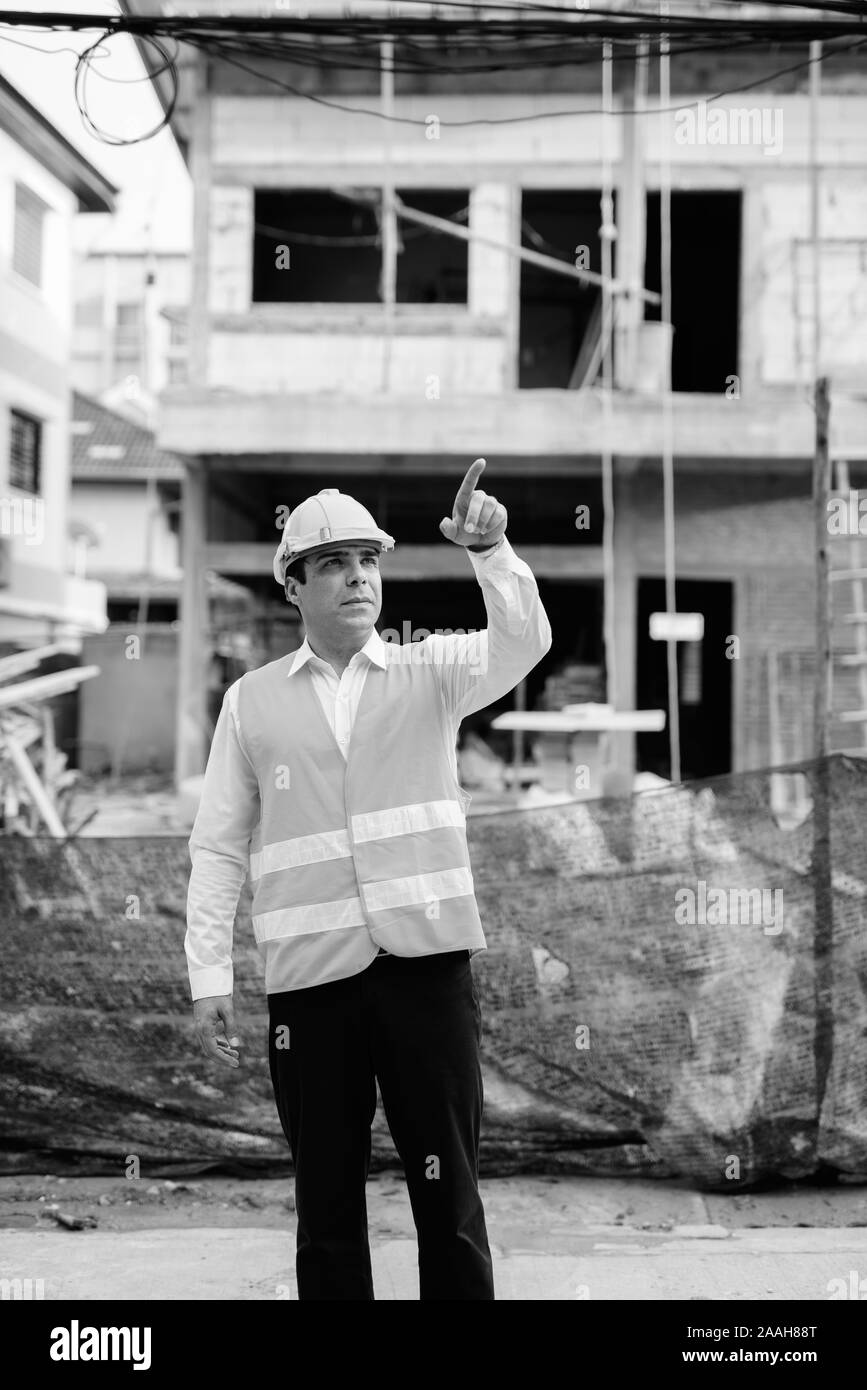 Bel homme persan travailleur de la construction sur le site de construction Banque D'Images
