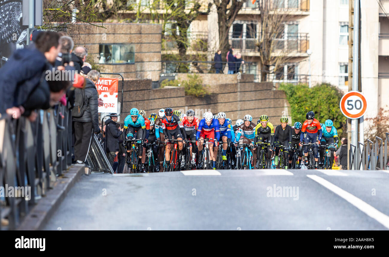 Meudon, France - le 4 mars 2018 : Le gagnant de l'étape 1, Arnaud Demare du team Groupama-FD, école à l'avant du peloton pendant Paris-Nice 2018. Banque D'Images