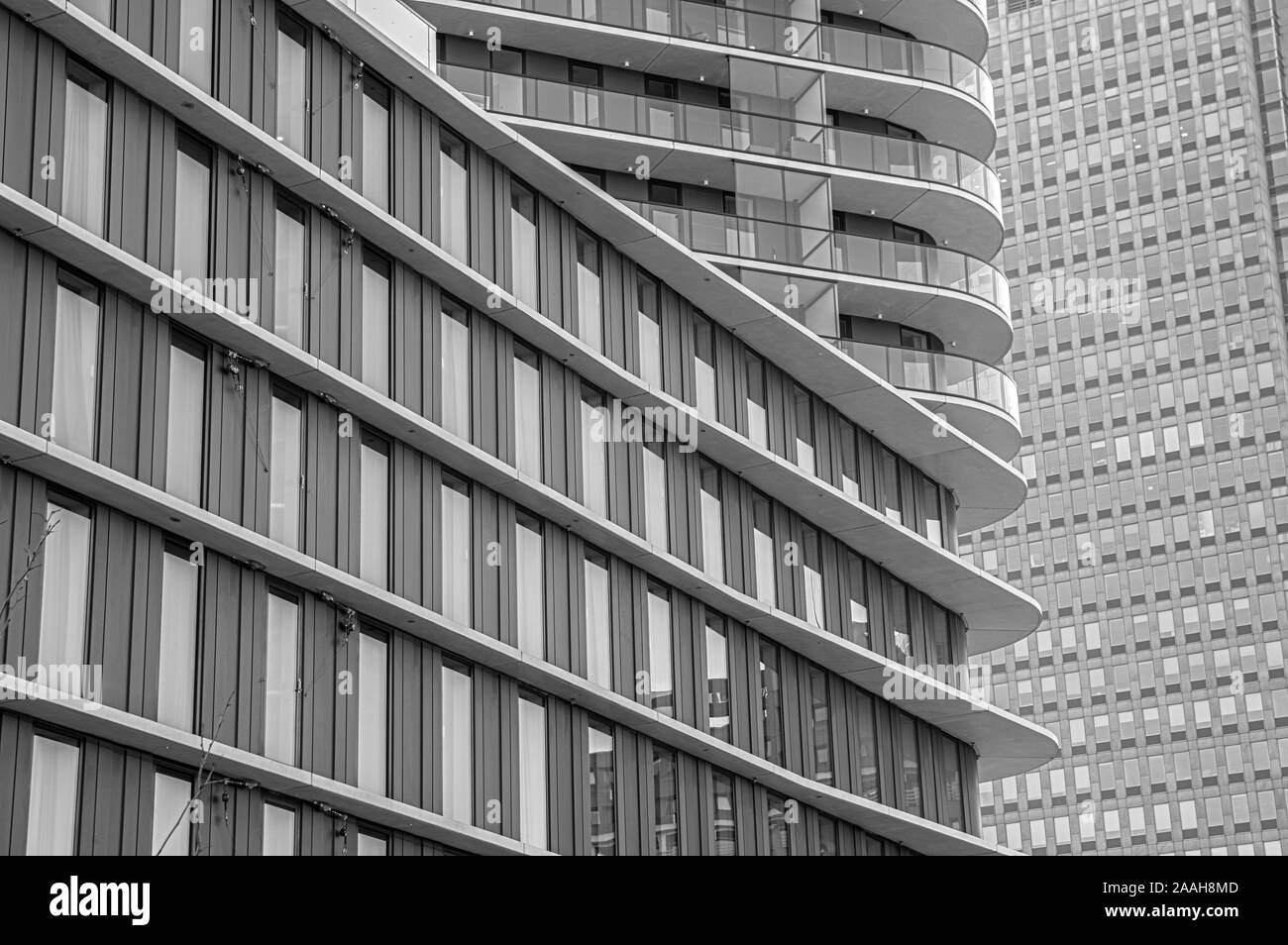 Le Meininger Hotel et ING Tour à Amsterdam aux Pays-Bas en 2019 en noir et blanc Banque D'Images