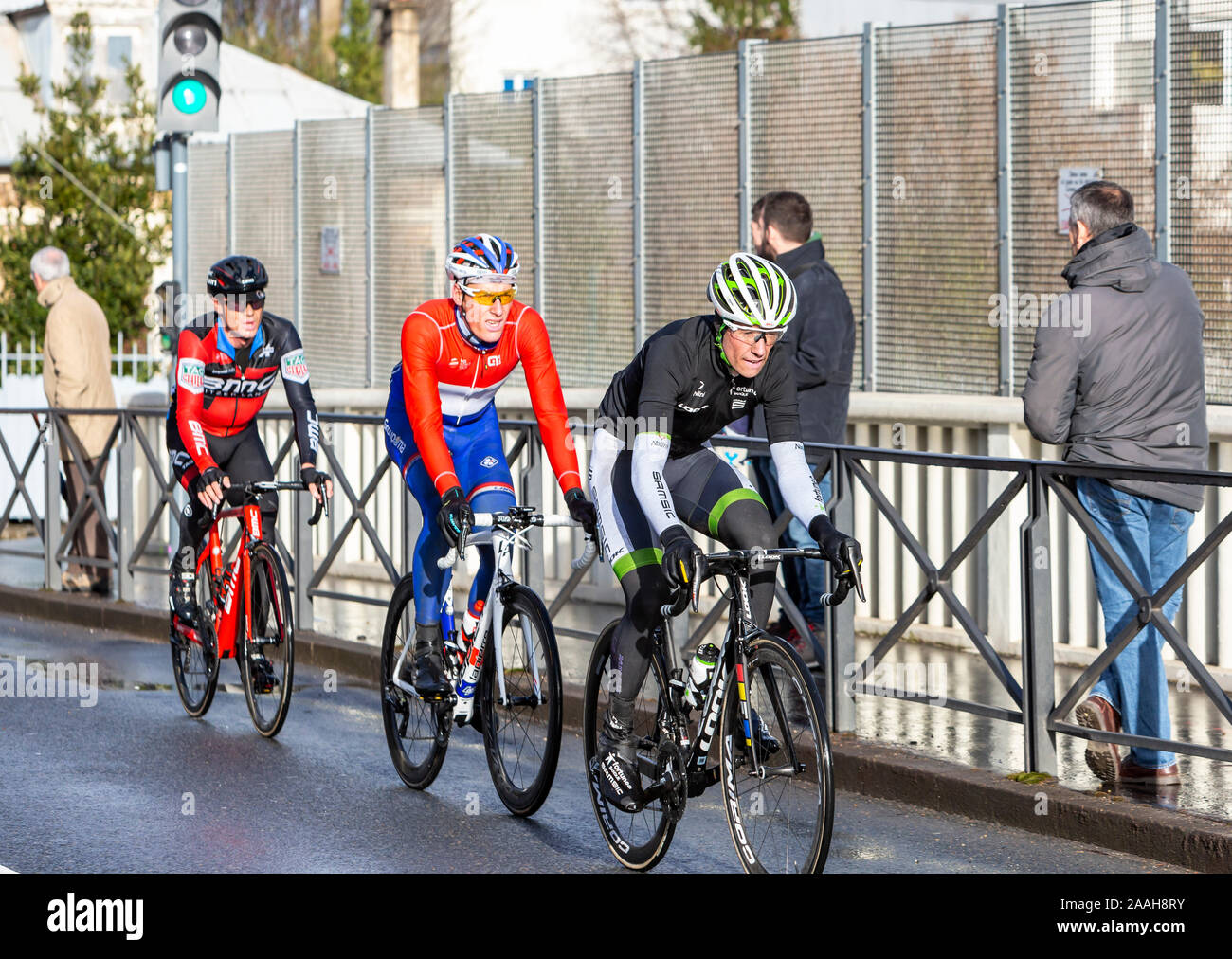 Meudon, France - le 4 mars 2018 : Groupe de trois cyclistes équitation lors de Paris-Nice 2018. Banque D'Images