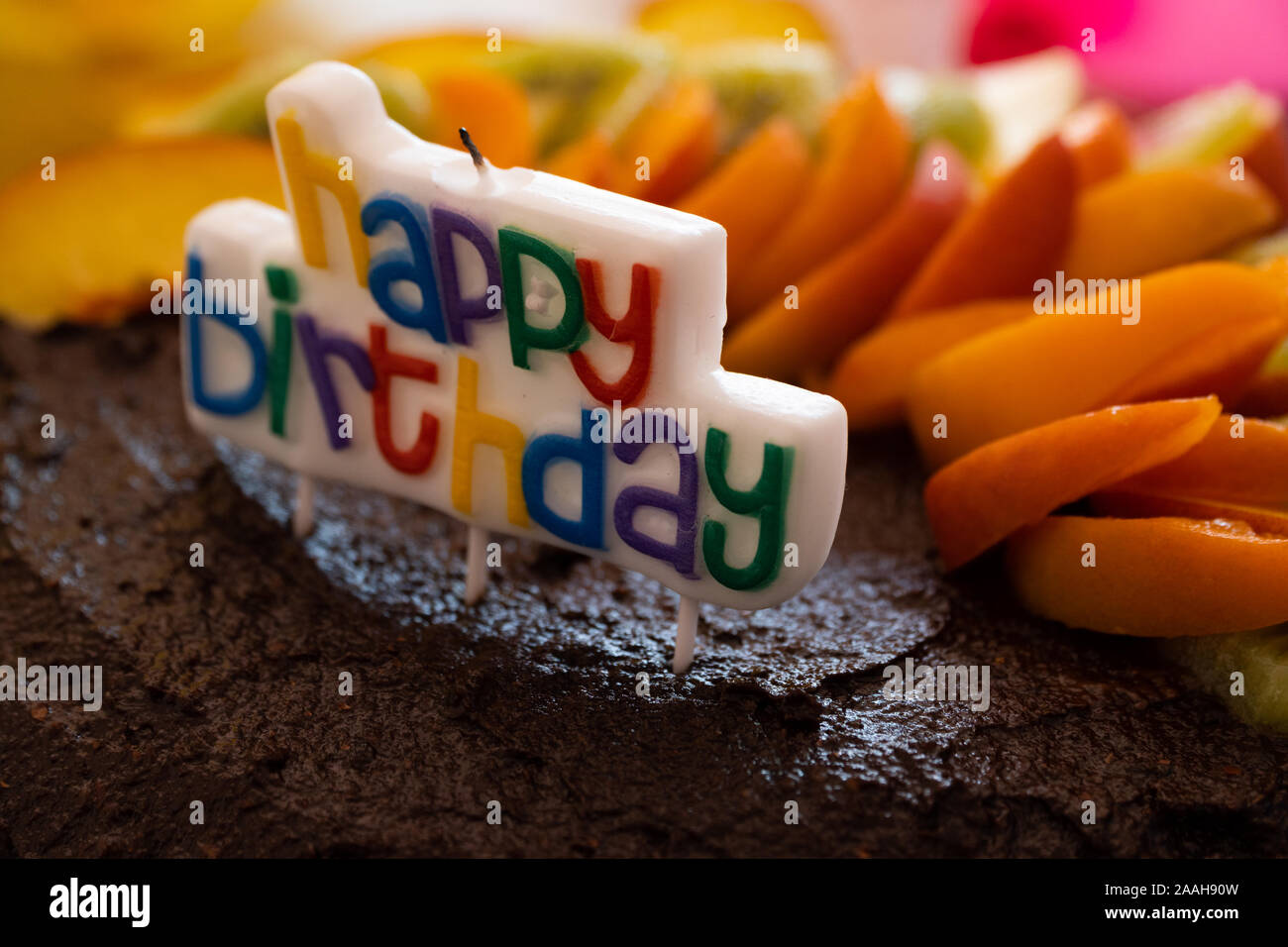 Un Gateau Au Chocolat Vegan Fait Maison Avec Des Fruits Frais Et Une Bougie En Disant Happy Birthday Photo Stock Alamy Un Gateau Au Chocolat Vegan Fait Maison Avec Des Fruits Frais Et Une Bougie En Disant Happy Birthday Photo Stock Alamy