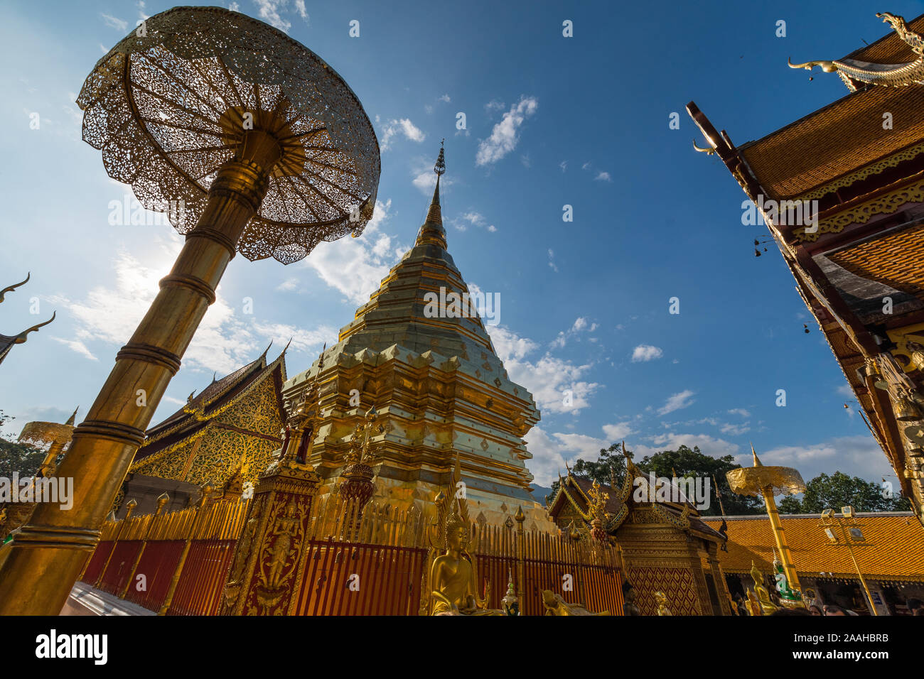 Le temple Doi Suthep au cours de journée ensoleillée à Chiang Mai, Thaïlande Banque D'Images