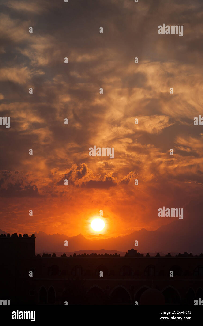 Coucher du soleil égyptien. Le coucher de soleil dans le désert d'Afrique du Nord. Banque D'Images