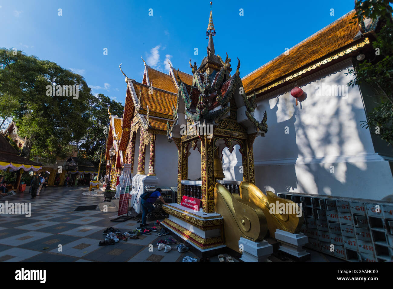 Le temple Doi Suthep au cours de journée ensoleillée à Chiang Mai, Thaïlande Banque D'Images