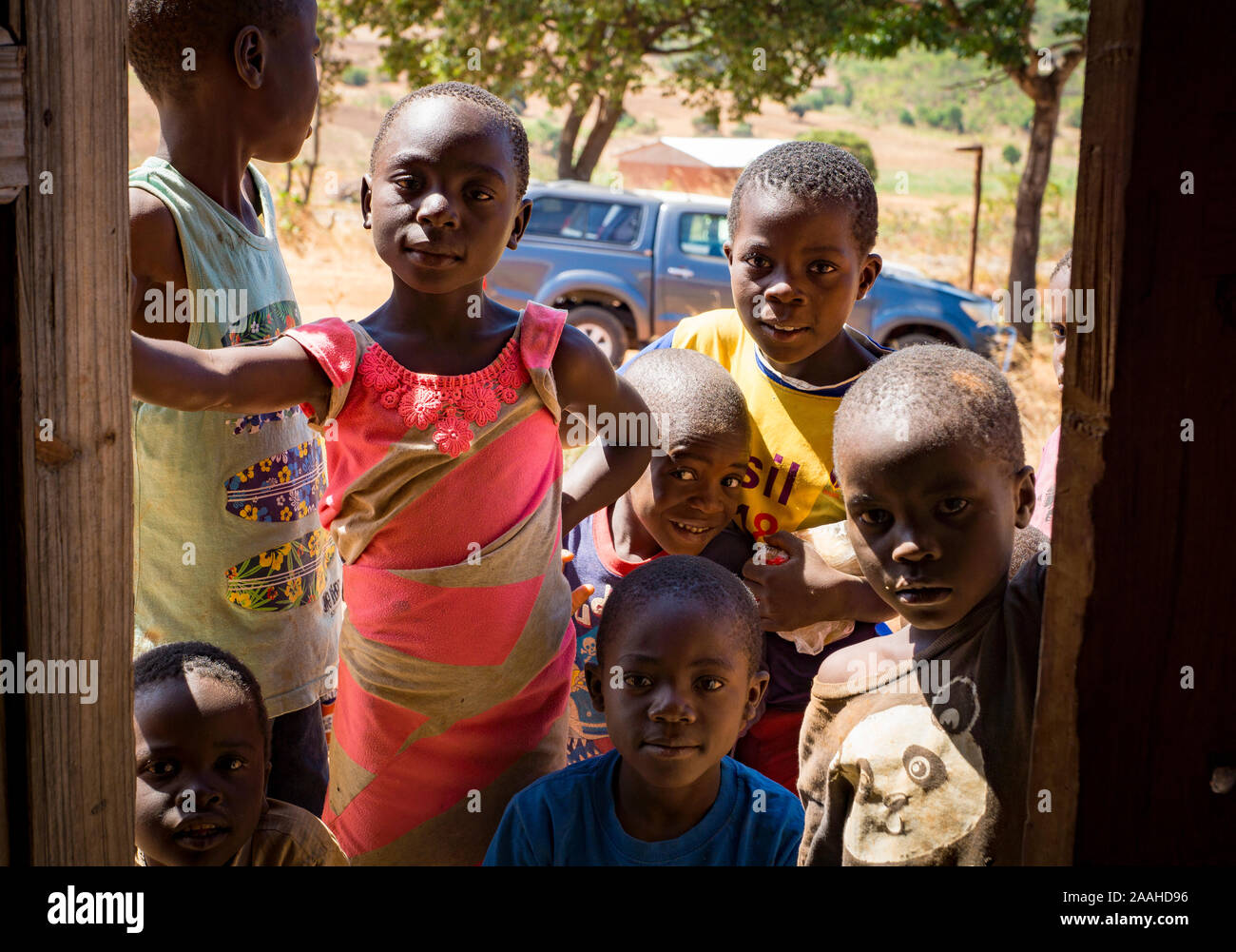 Les enfants du Malawi à la recherche à travers une porte Banque D'Images