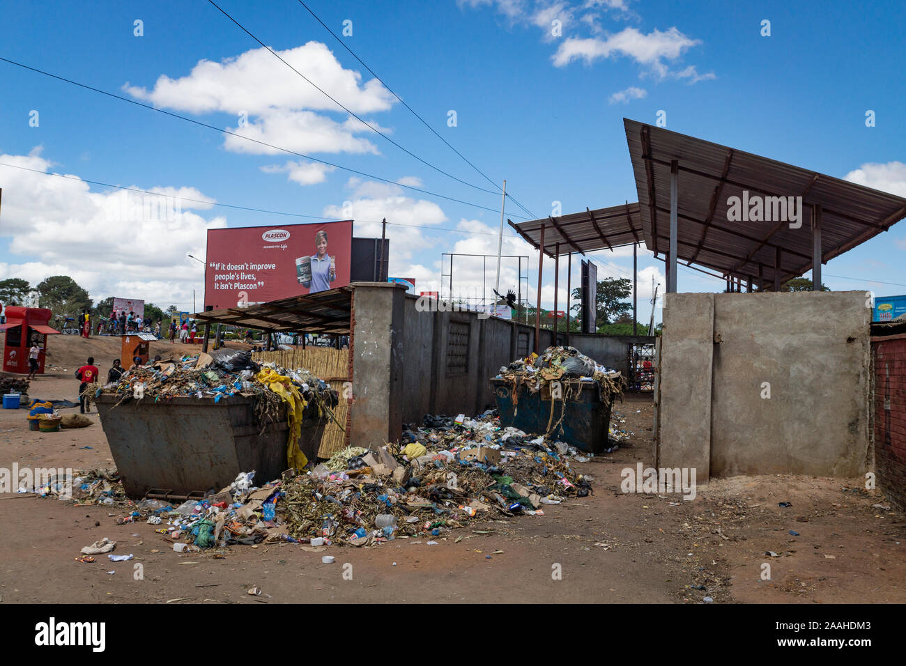 Point de collecte des ordures dans le marché de Mzuzu, Malawi Banque D'Images