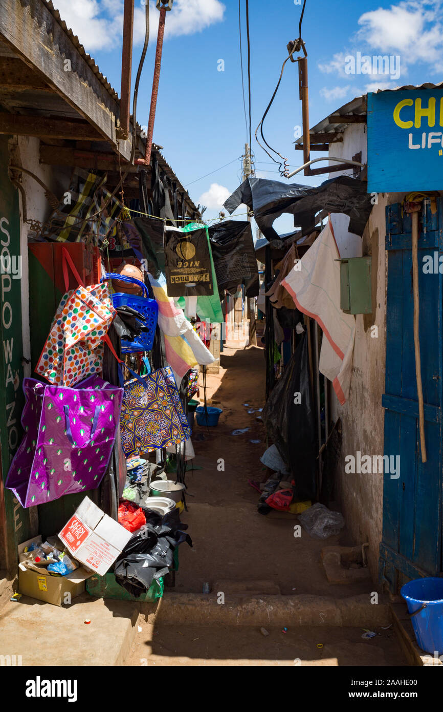 Ruelle étroite / scène de rue au marché de Mzuzu, Malawi Banque D'Images