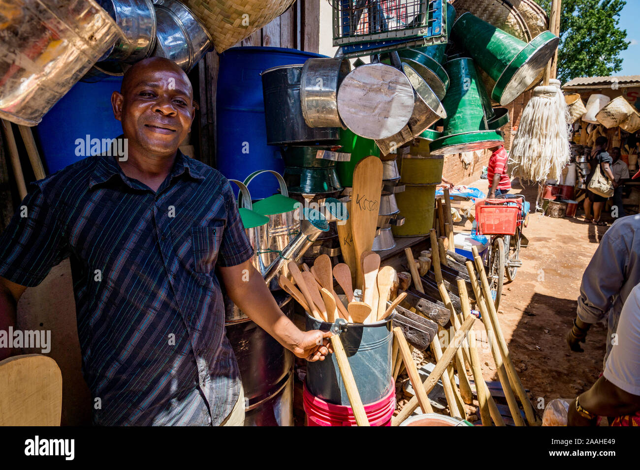 Un vendeur au marché de Mzuzu, Malawi, se tient à la porte de son magasin Vente de quincaillerie Banque D'Images