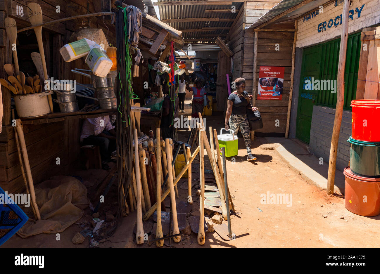 L'équipement agricole et d'outils pour la vente au marché de Mzuzu, Malawi Banque D'Images