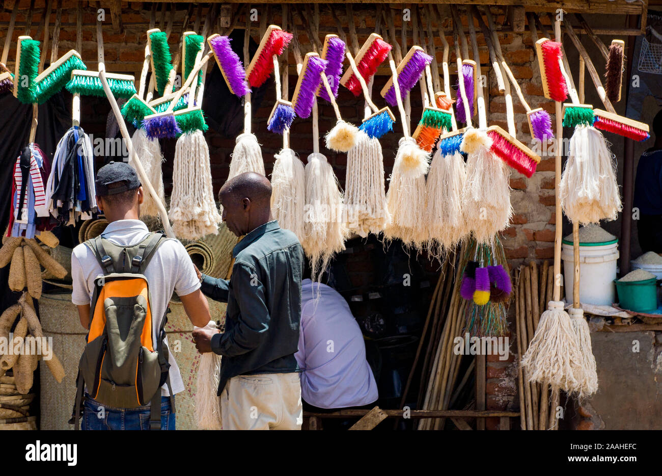 Une collection colorée de balais et brosses pour la vente à un décrochage du marché à Lilongwe, Malawi Banque D'Images