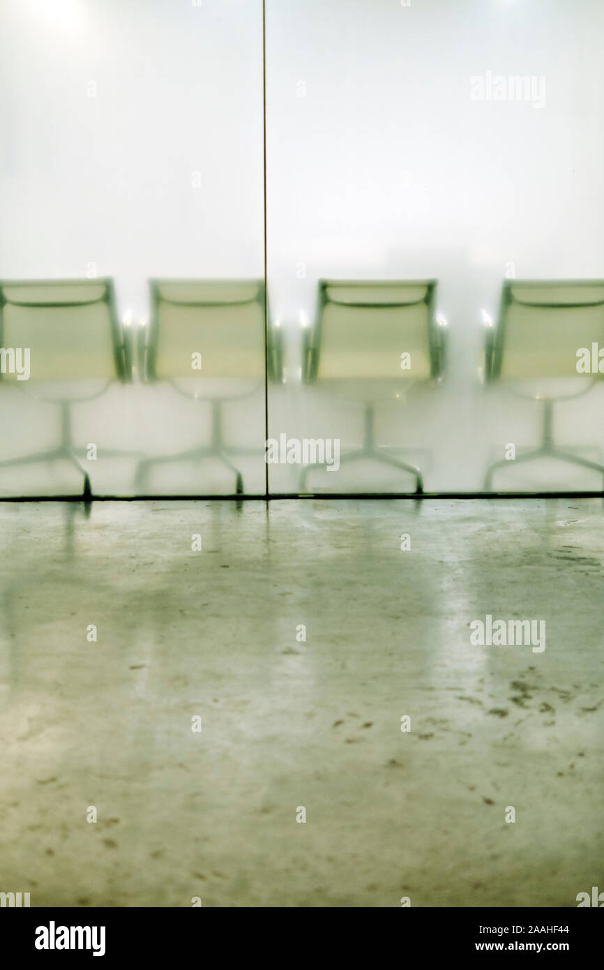 Chaises vides derrière un mur de verre - cloison de bureau salle d'attente vide - l'espace de bureau - bureau verre minimale avec coin - l'arrière-plan des sièges vides Banque D'Images