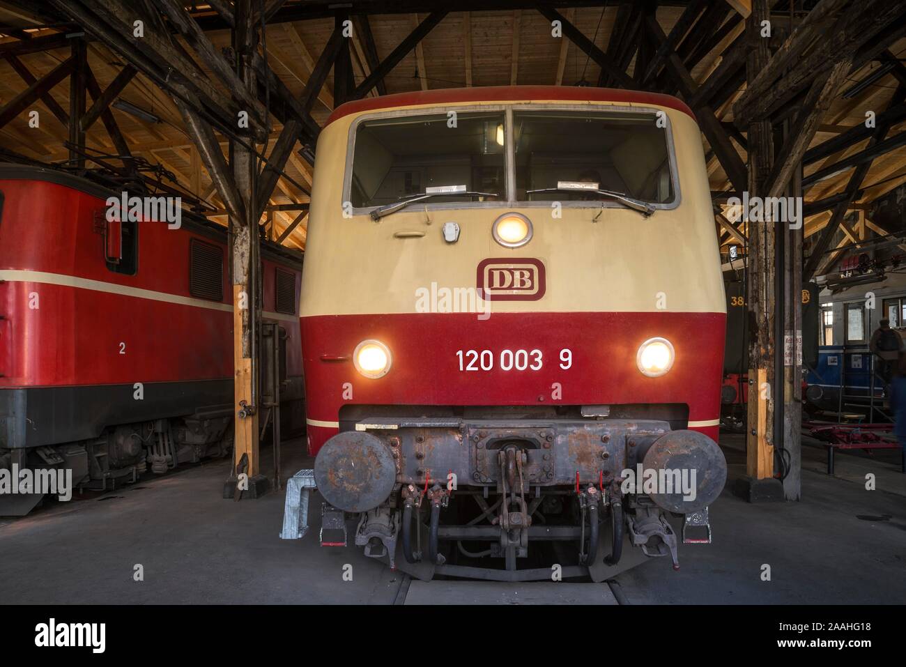 Locomotive électrique DB AG, classe 120, 1979 dans le hangar à l'Europe dans le parc ferroviaire, Augsburg, souabe, Bavière, Allemagne Banque D'Images