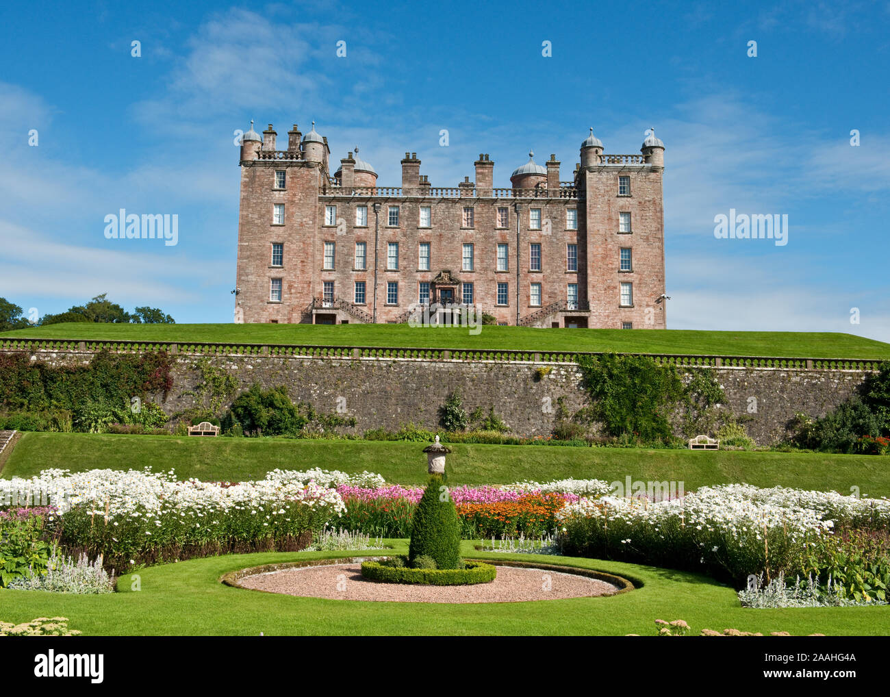 Château de Drumlanrig et de jardins. Le château est aussi connu localement comme le Palais rose. Dumfries et Galloway, Écosse Banque D'Images