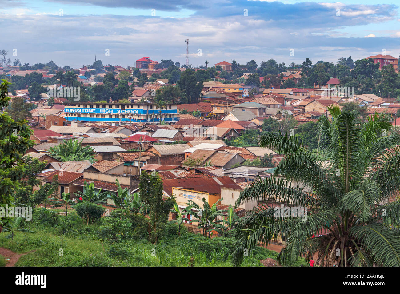 Tiers monde surpeuplé bidonville de faible hauteur des bâtiments communautaires dans la périphérie de Kampala, Ouganda, Région centrale avec toit en tôle ondulée des cabanes et maisons Banque D'Images