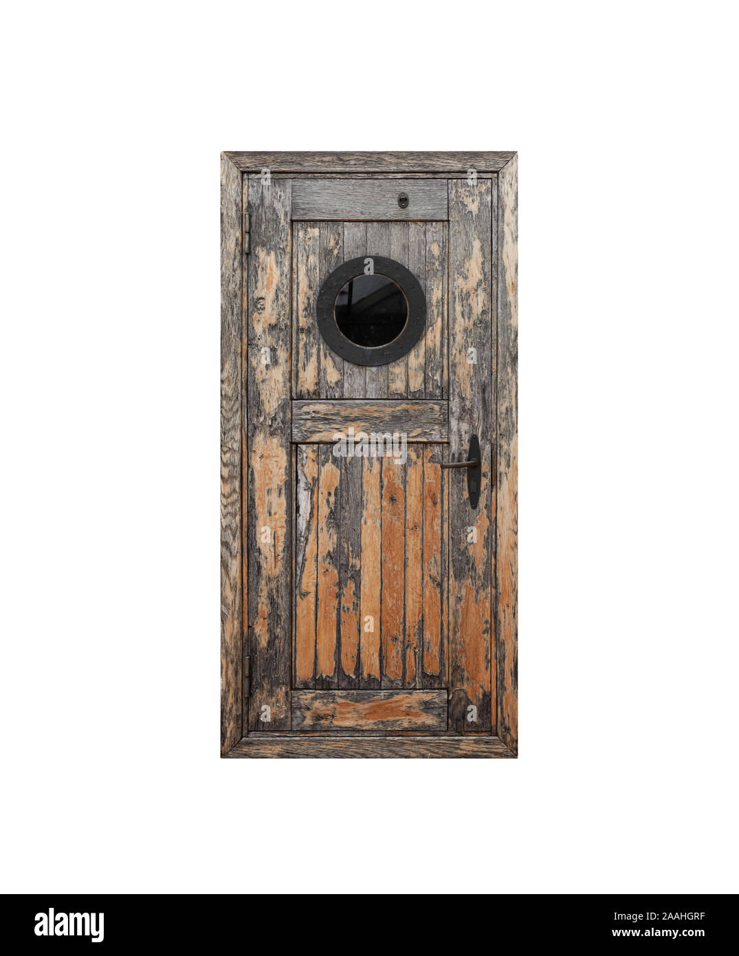 Porte en bois vieilli vintage avec fenêtre hublot isolé sur fond blanc Banque D'Images