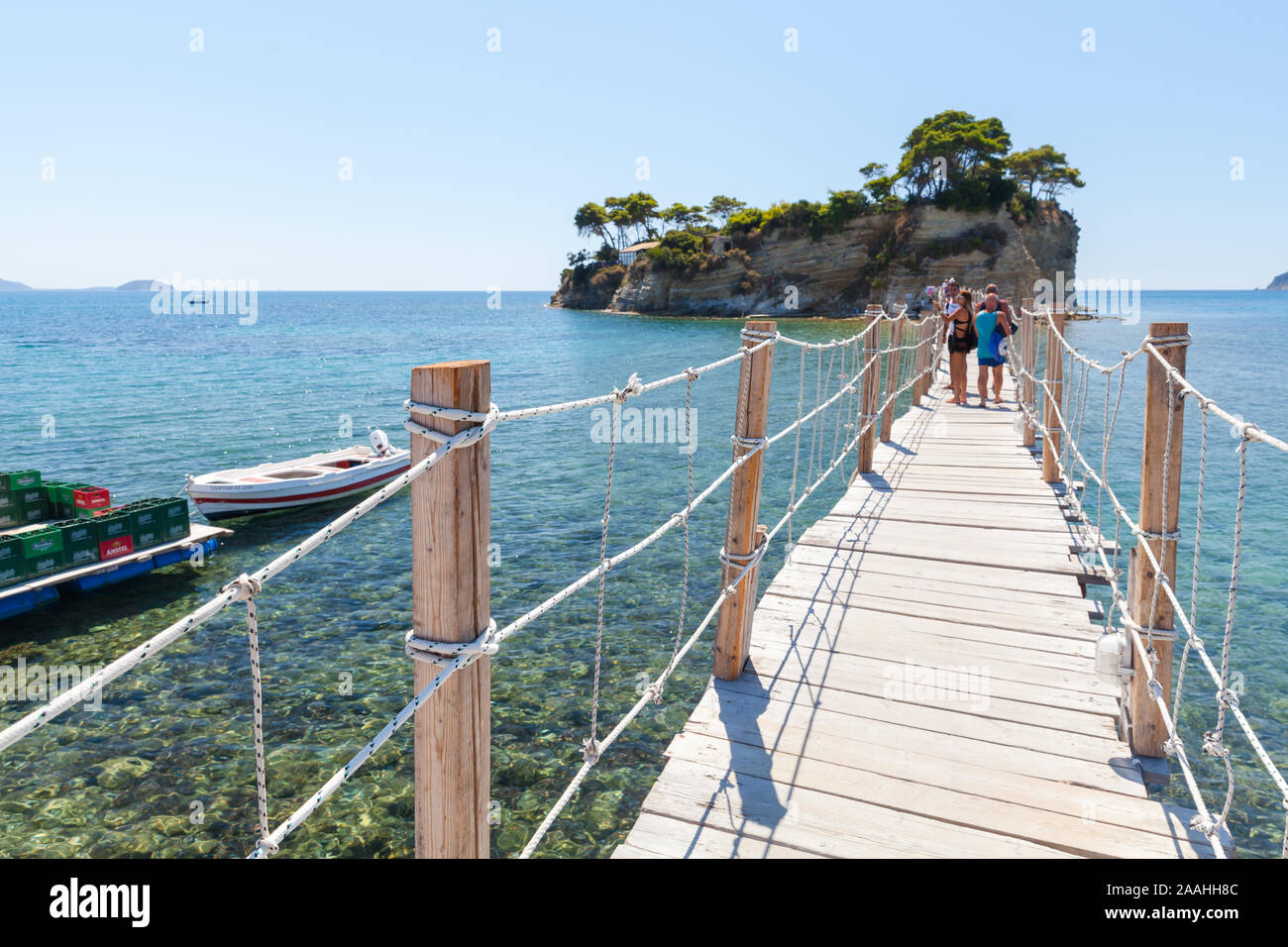 Zakynthos, Grèce - le 17 août 2016 : les gens marcher sur pont en bois pour Agios Sostis Caméo ou à l'île de jour d'été ensoleillé Banque D'Images