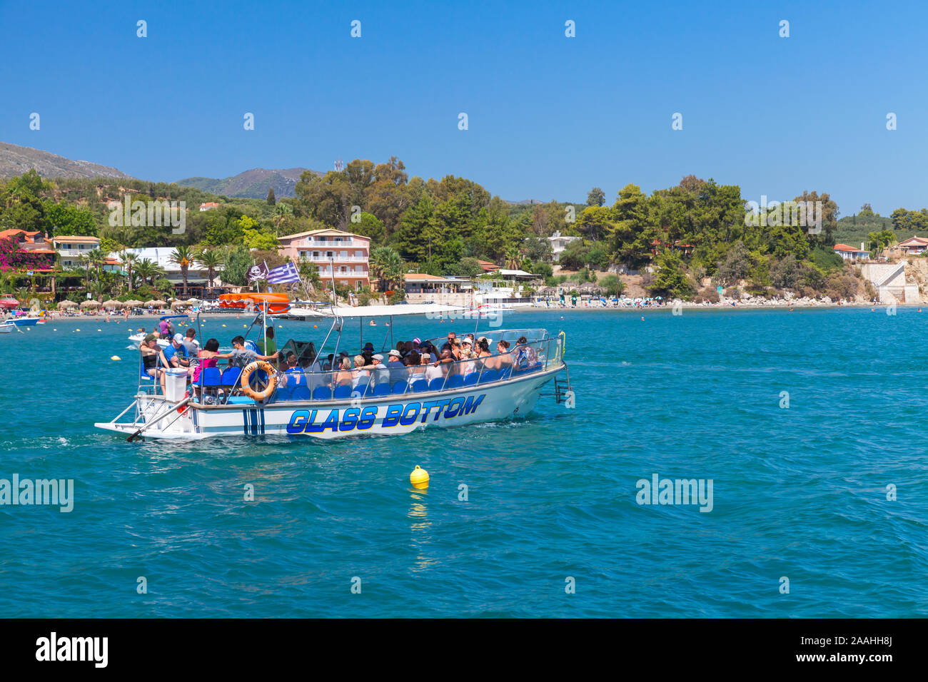 Zakynthos, Grèce - le 17 août 2016 : Plaisir Glass Bottom motor yacht fou de touristes va à la baie d'Agios Sostis à jour d'été Banque D'Images
