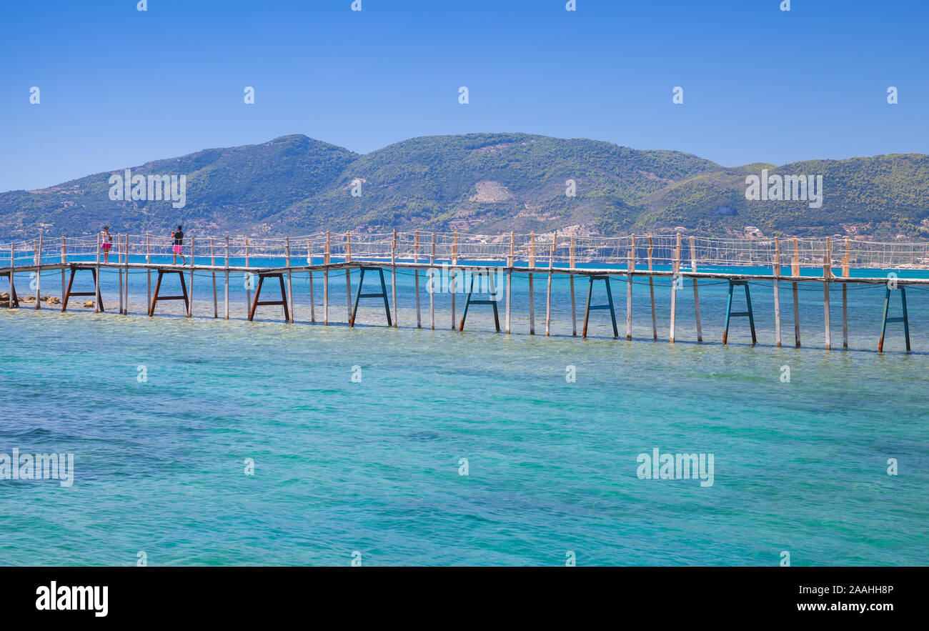 Zakynthos, Grèce - le 17 août 2016 : les touristes prendre photo sur le pont d'Agios Sostis Caméo ou à l'île de jour d'été ensoleillé Banque D'Images