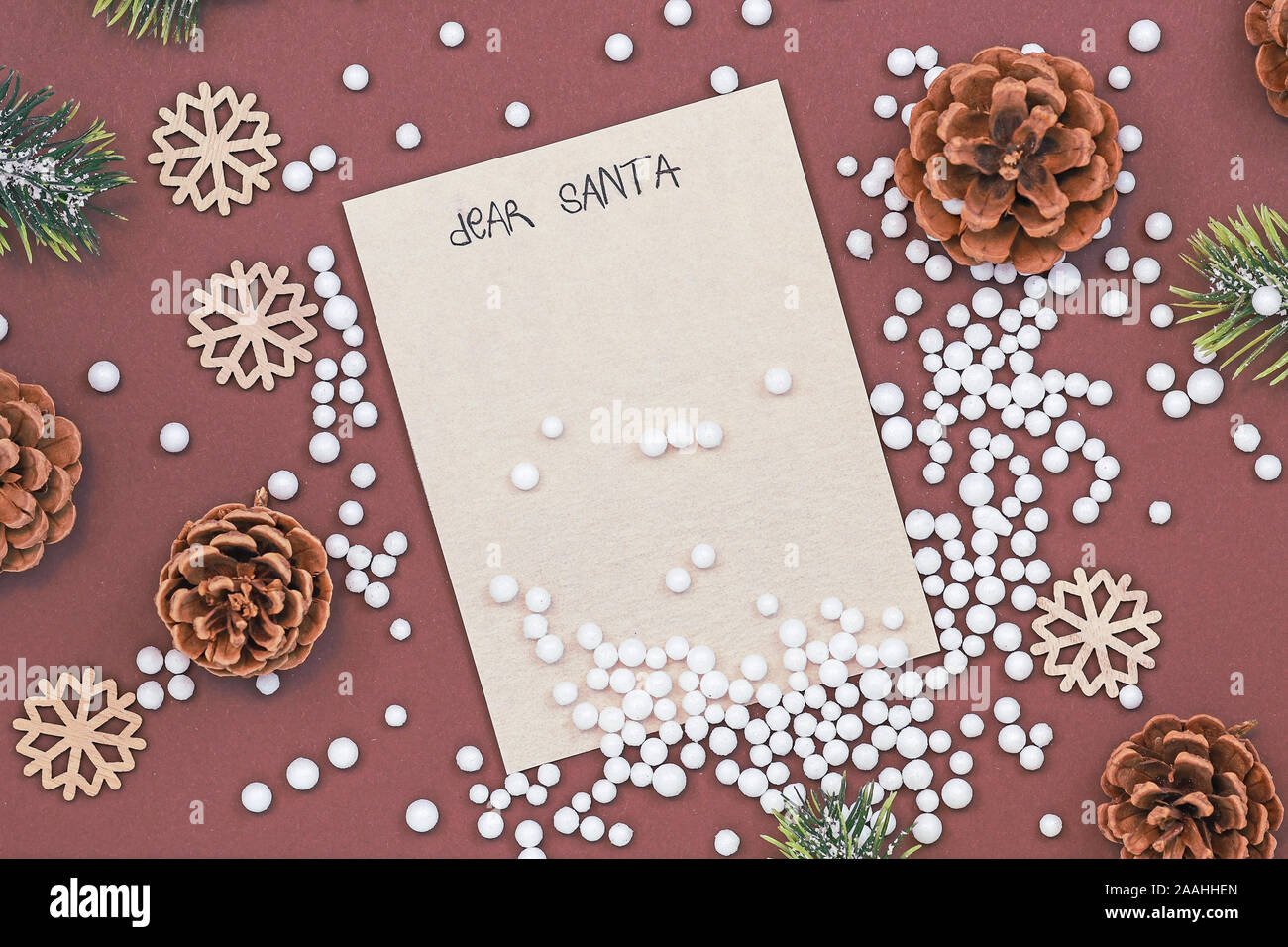 Vacances de Noël la saison de mise à plat avec un concept pour les enfants lettre au Père Noël avec lettre blanc vide, pommes de pin, boules et cônes de sapin sur b Banque D'Images
