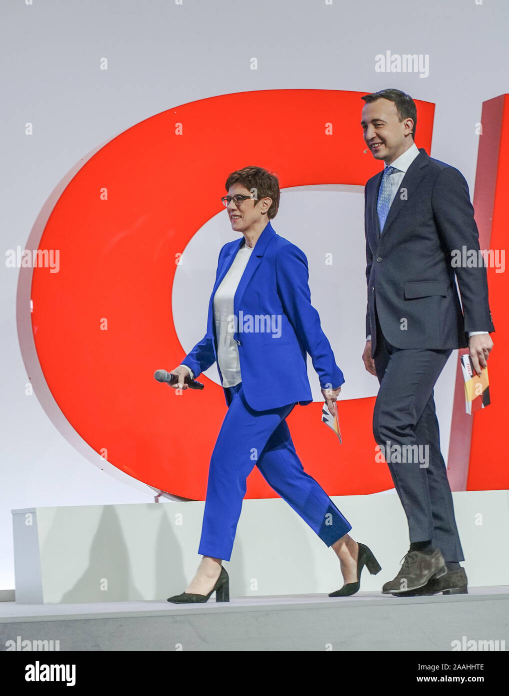 Leipzig, Allemagne. 22 Nov, 2019. Annegret Kramp-Karrenbauer, président fédéral de la CDU et ministre de la défense, viendra à l'ouverture de la conférence du parti fédéral CDU aux côtés de Paul Ziemiak, secrétaire général de la CDU. La conférence des parties jusqu'au 23 novembre 2019. Crédit : Michael Kappeler/dpa/Alamy Live News Banque D'Images