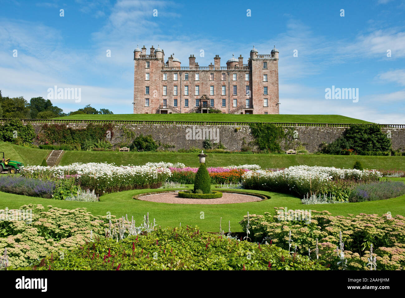 Château de Drumlanrig et de jardins. Le château est aussi connu localement comme le Palais rose. Dumfries et Galloway, Écosse Banque D'Images