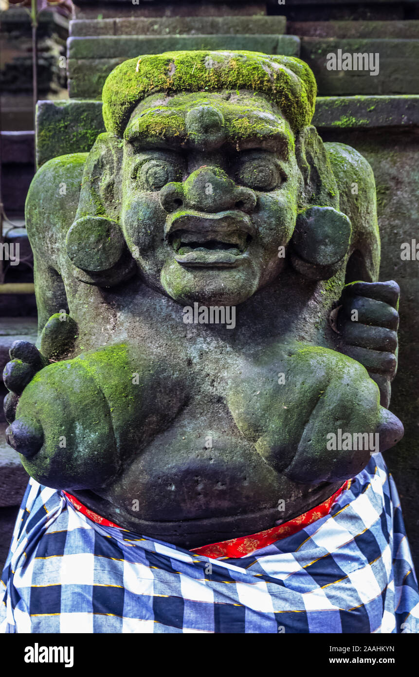 Ancienne statue en temple hindou de Sacred Monkey Forest, Ubud, Bali, Indonésie Banque D'Images