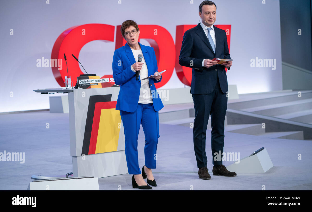 Leipzig, Allemagne. 22 Nov, 2019. Annegret Kramp-Karrenbauer, président fédéral de la CDU et ministre de la défense, prendra la parole à la conférence du parti fédéral CDU aux côtés de Paul Ziemiak, secrétaire général de la CDU. La conférence des parties jusqu'au 23 novembre 2019. Crédit : Michael Kappeler/dpa/Alamy Live News Banque D'Images