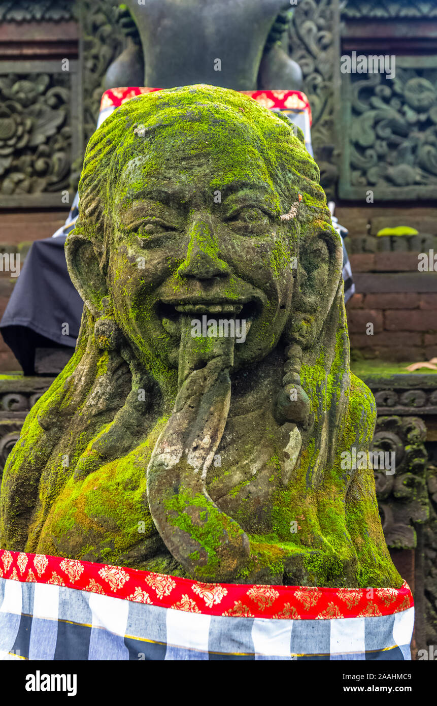 Ancienne statue en temple hindou de Sacred Monkey Forest, Ubud, Bali, Indonésie Banque D'Images