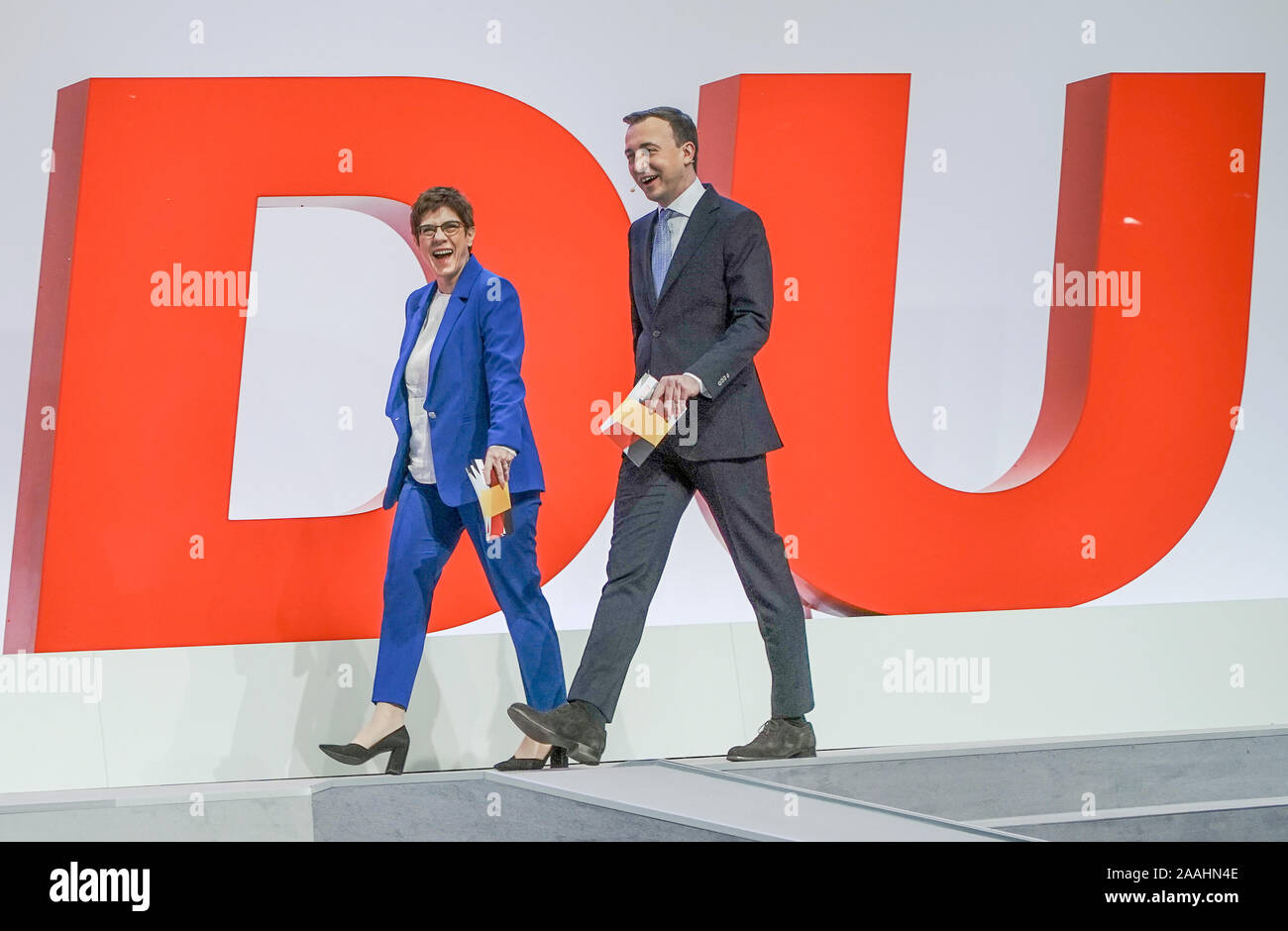 Leipzig, Allemagne. 22 Nov, 2019. Annegret Kramp-Karrenbauer, président fédéral de la CDU et ministre de la défense, viendra à l'ouverture de la conférence du parti fédéral CDU aux côtés de Paul Ziemiak, secrétaire général de la CDU. La conférence des parties jusqu'au 23 novembre 2019. Crédit : Michael Kappeler/dpa/Alamy Live News Banque D'Images