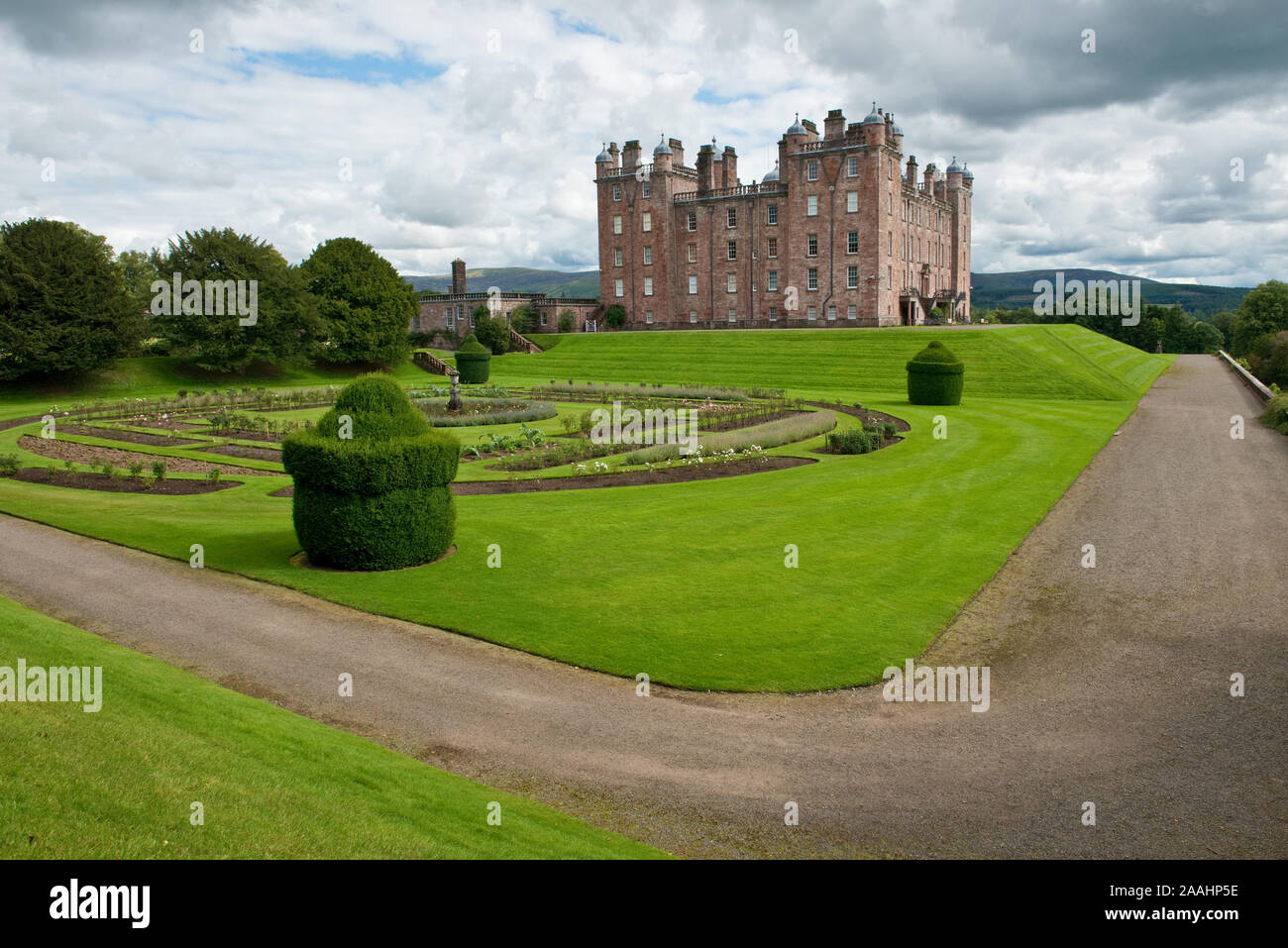 Château de Drumlanrig et de jardins. Le château est aussi connu localement comme le Palais rose. Dumfries et Galloway, Écosse Banque D'Images