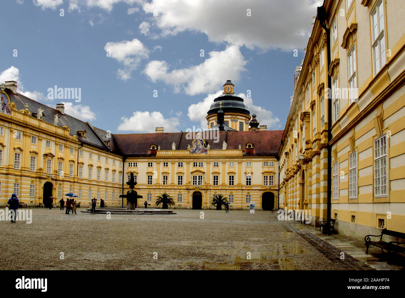 Le dôme et la cour de l'Abbaye de Melk, vu à travers une arcade, une Bénédiction monastère sur la colline au-dessus de Melk en Autriche Banque D'Images