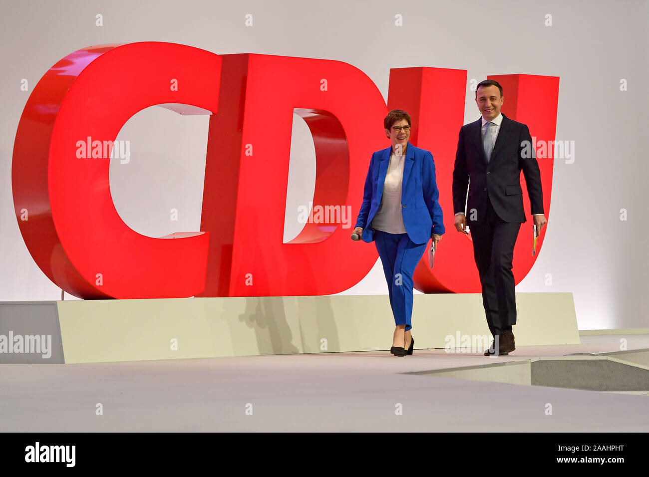 Leipzig, Allemagne. 22 Nov, 2019. Annegret KRAMP KARRENBAUER (CDU) président et secrétaire général Paul ZIEMIAK entrent en scène en face de la CDU d'un logo. Parti 32e jour de la CDU Allemagne sur 22.11.2019, Centre de congrès de Leipzig, l'utilisation dans le monde entier | Credit : dpa/Alamy Live News Banque D'Images