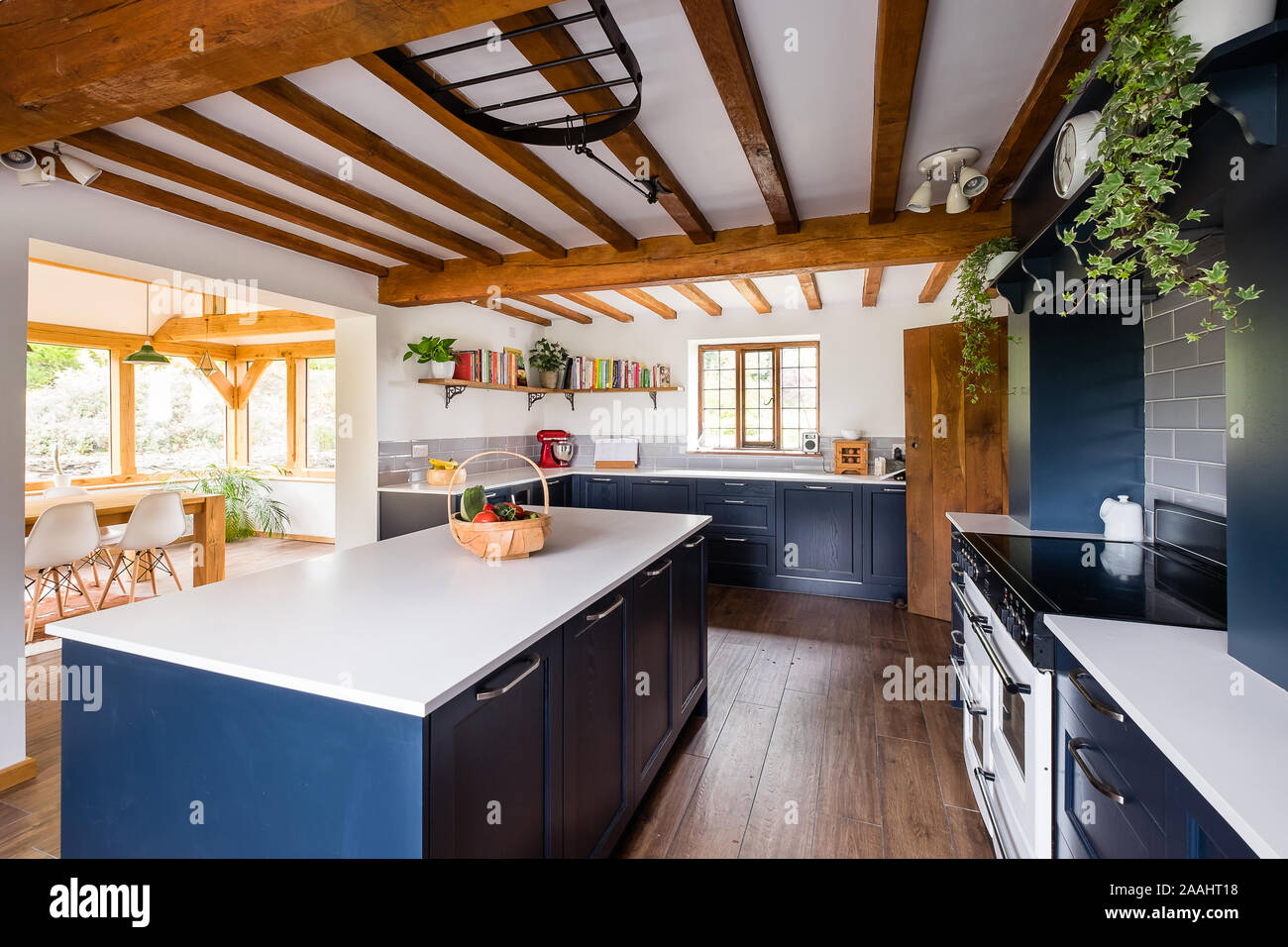 Grande cuisine de campagne avec l'île Centre Banque D'Images